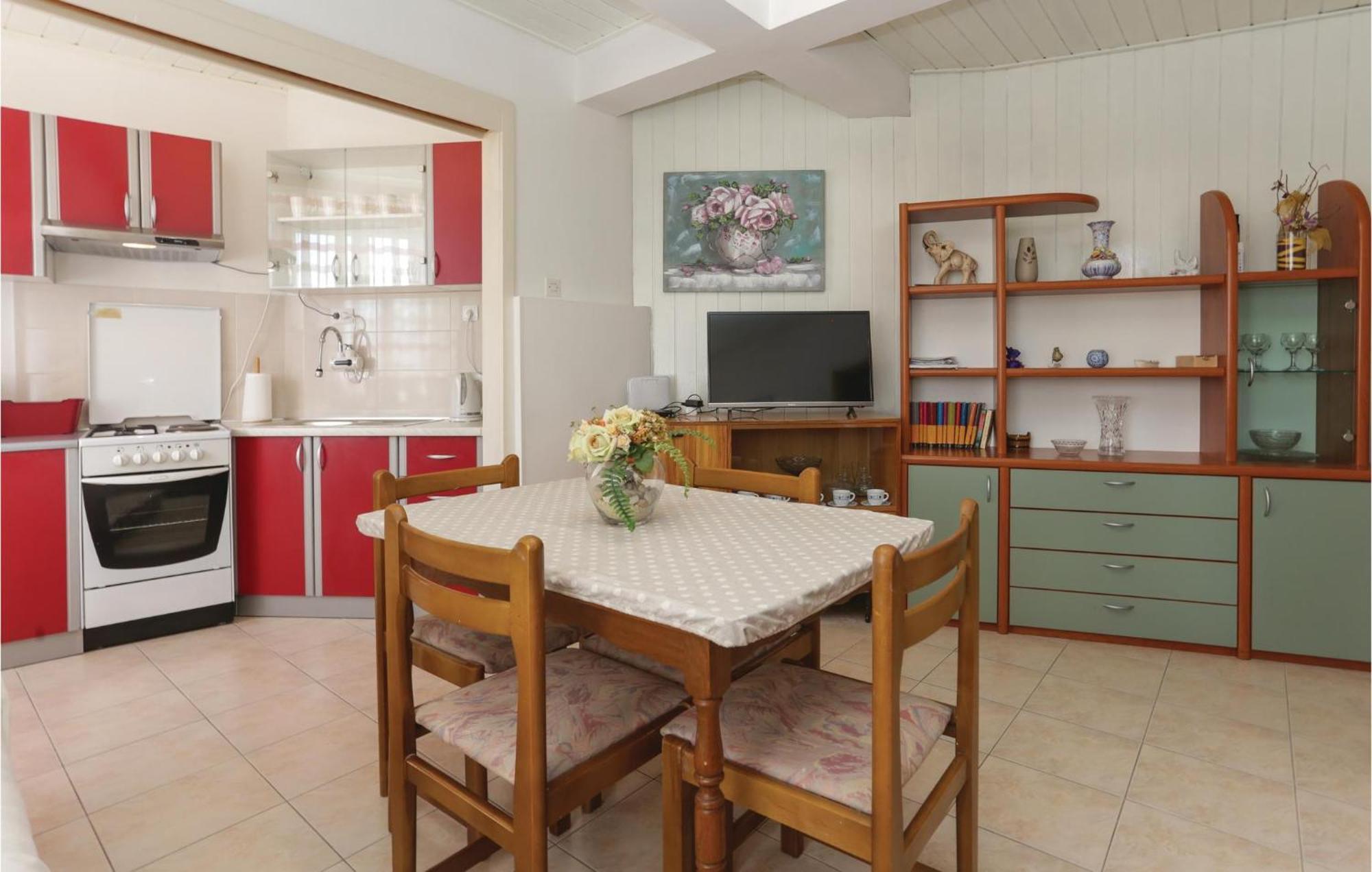 2 Bedroom Stunning Apartment In Kastel Kambelovac Kaštela 外观 照片