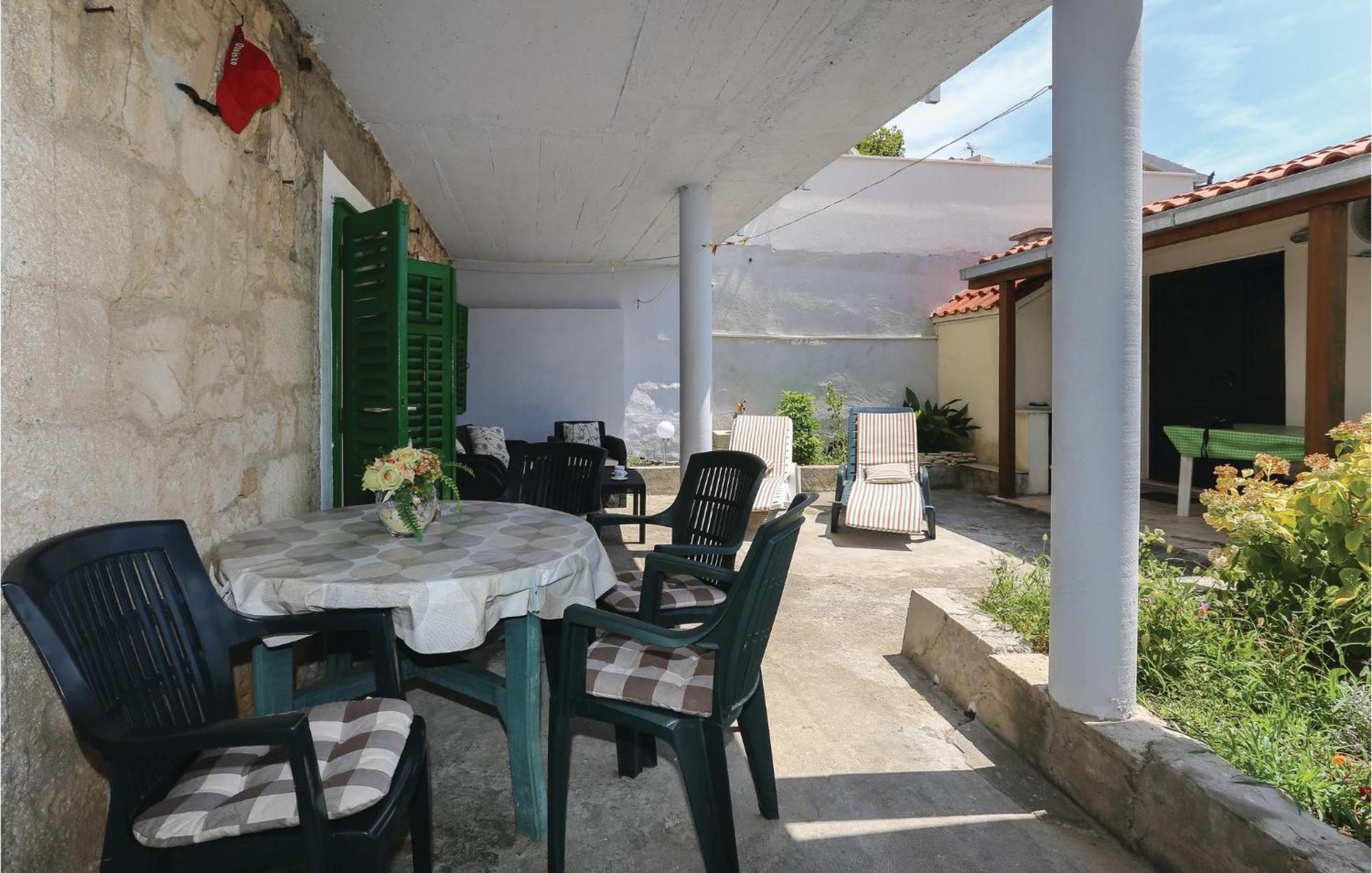 2 Bedroom Stunning Apartment In Kastel Kambelovac Kaštela 外观 照片
