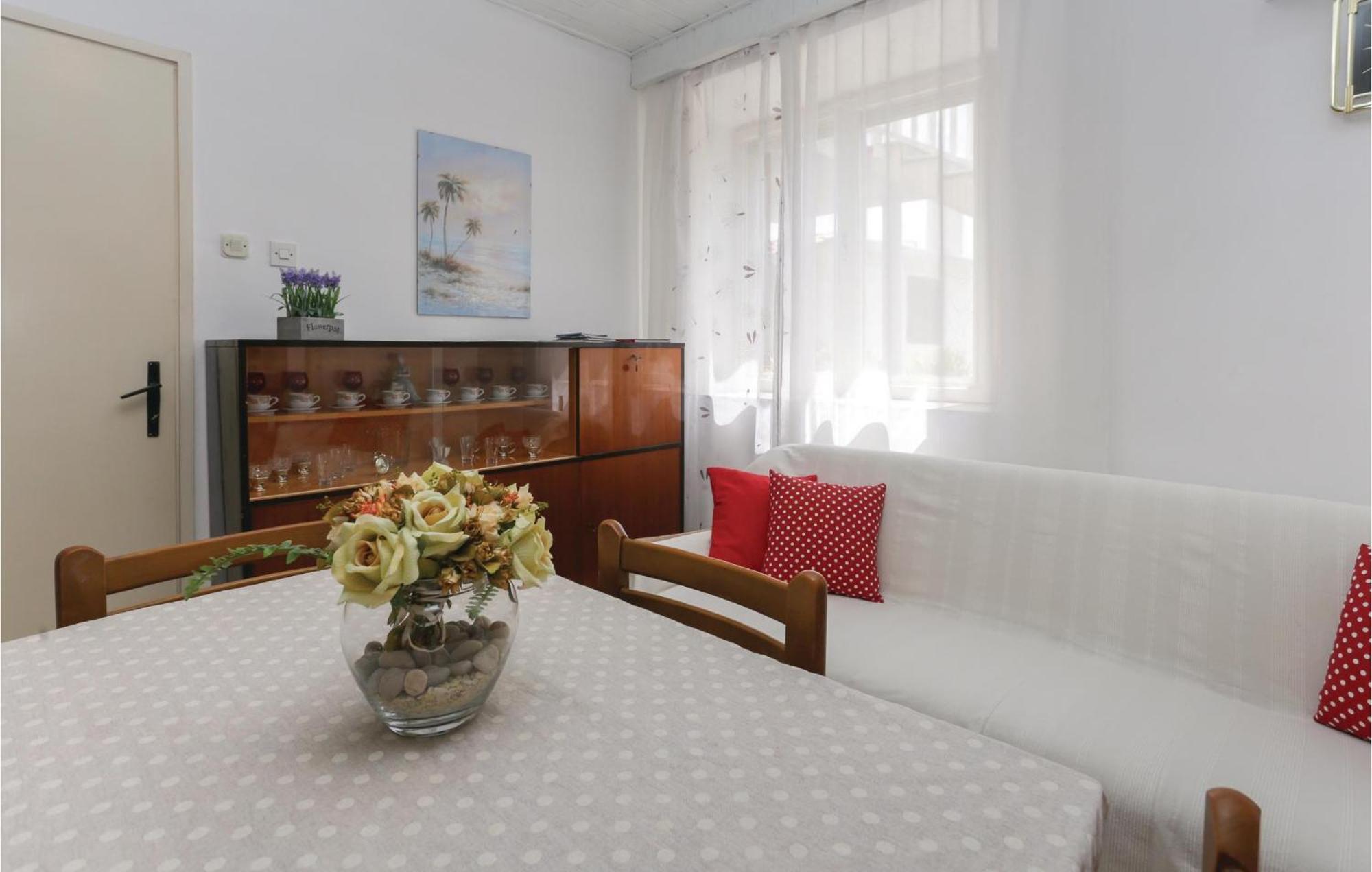 2 Bedroom Stunning Apartment In Kastel Kambelovac Kaštela 外观 照片